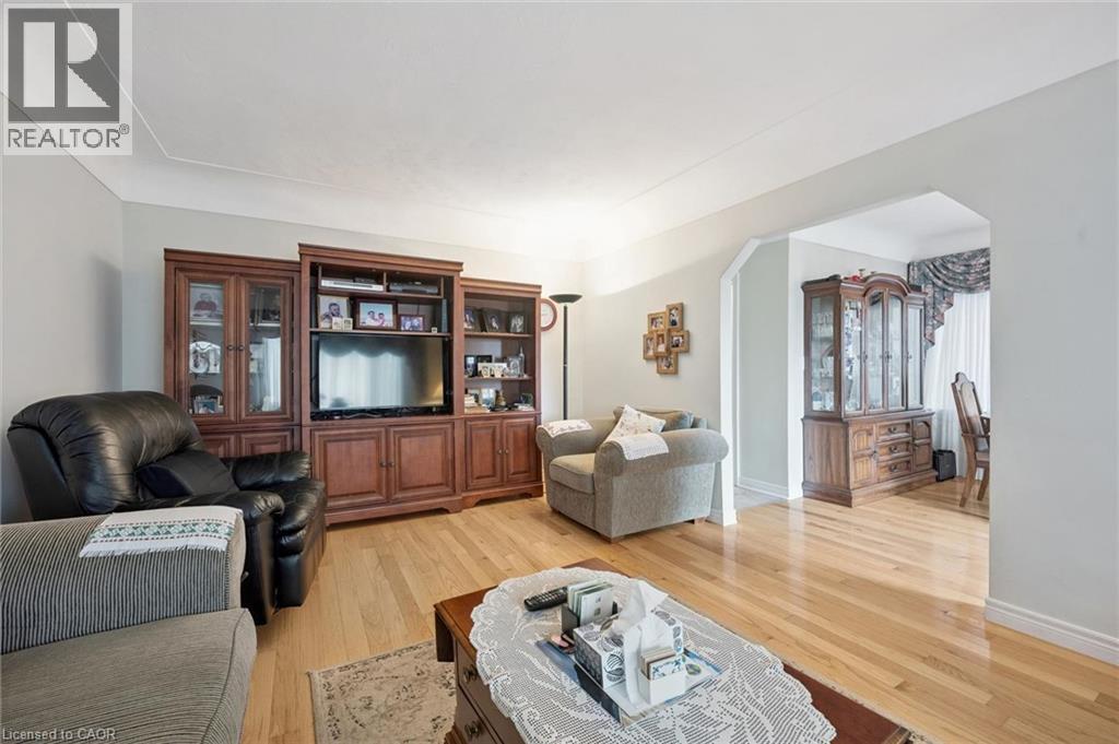 1873 Main Street E, Hamilton, ON - Indoor Photo Showing Living Room