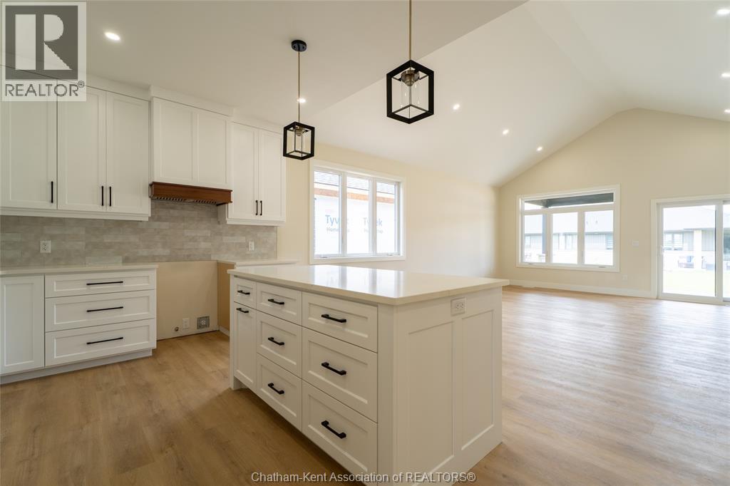 56 Lantern Lane, Chatham, ON - Indoor Photo Showing Kitchen With Upgraded Kitchen