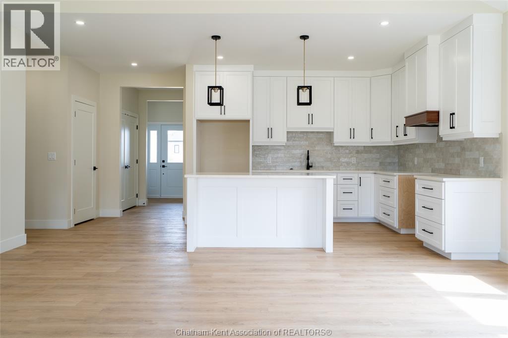 56 Lantern Lane, Chatham, ON - Indoor Photo Showing Kitchen With Upgraded Kitchen