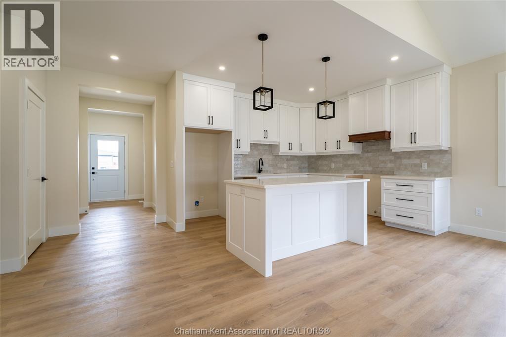 56 Lantern Lane, Chatham, ON - Indoor Photo Showing Kitchen With Upgraded Kitchen