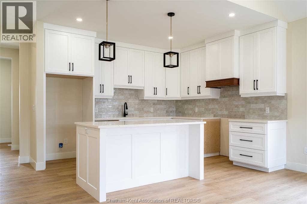 56 Lantern Lane, Chatham, ON - Indoor Photo Showing Kitchen With Upgraded Kitchen