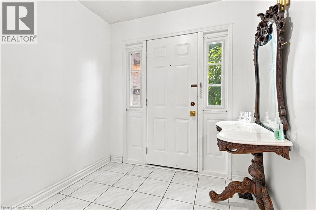 34 Lisajane Court, Hamilton, ON - Indoor Photo Showing Other Room