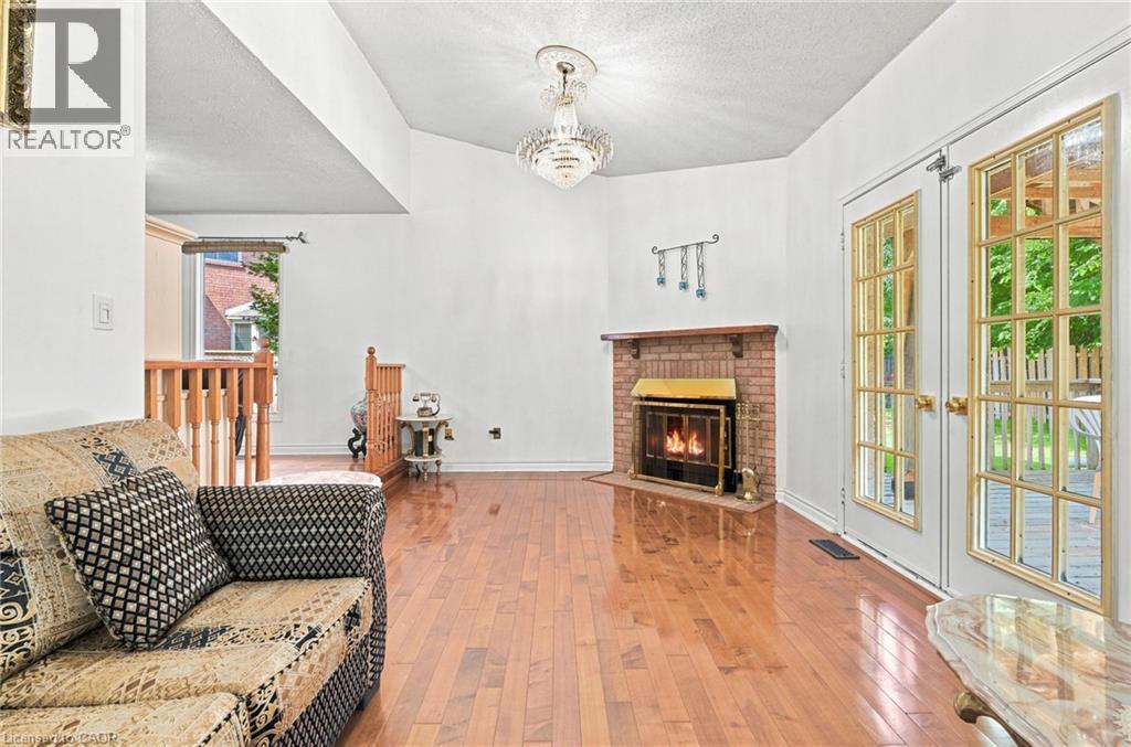 34 Lisajane Court, Hamilton, ON - Indoor Photo Showing Living Room With Fireplace