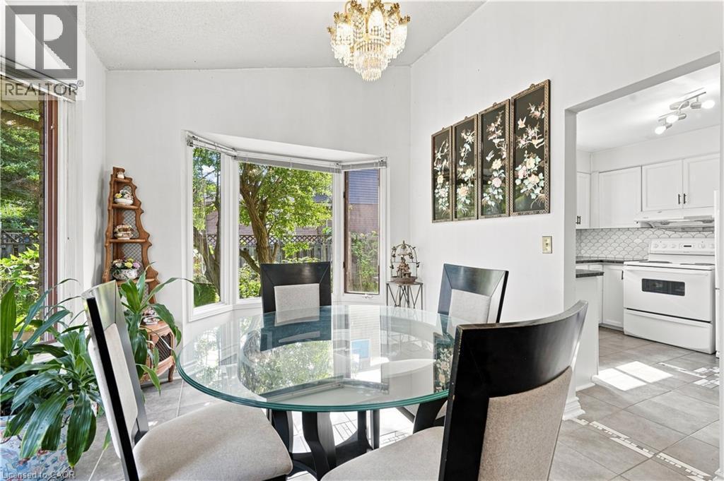 34 Lisajane Court, Hamilton, ON - Indoor Photo Showing Dining Room