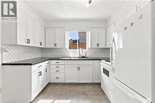 34 Lisajane Court, Hamilton, ON - Indoor Photo Showing Kitchen With Upgraded Kitchen