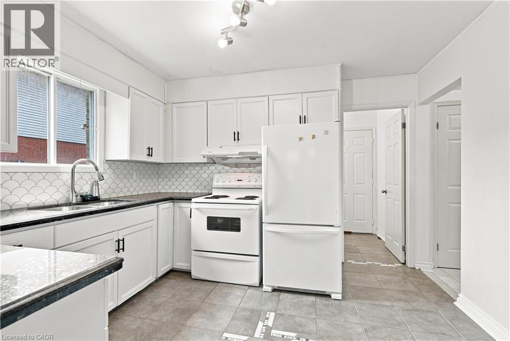 34 Lisajane Court, Hamilton, ON - Indoor Photo Showing Kitchen