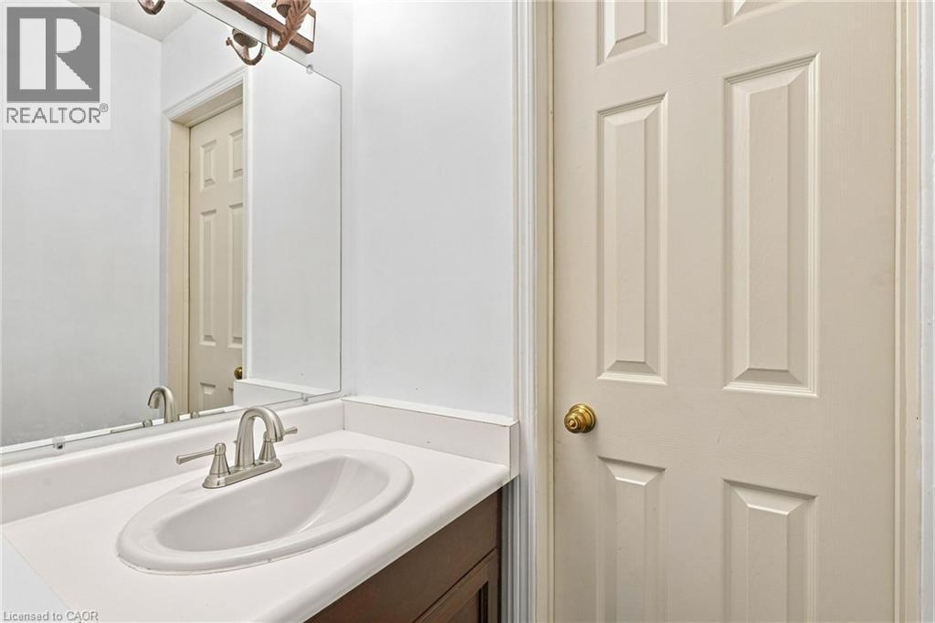 34 Lisajane Court, Hamilton, ON - Indoor Photo Showing Bathroom
