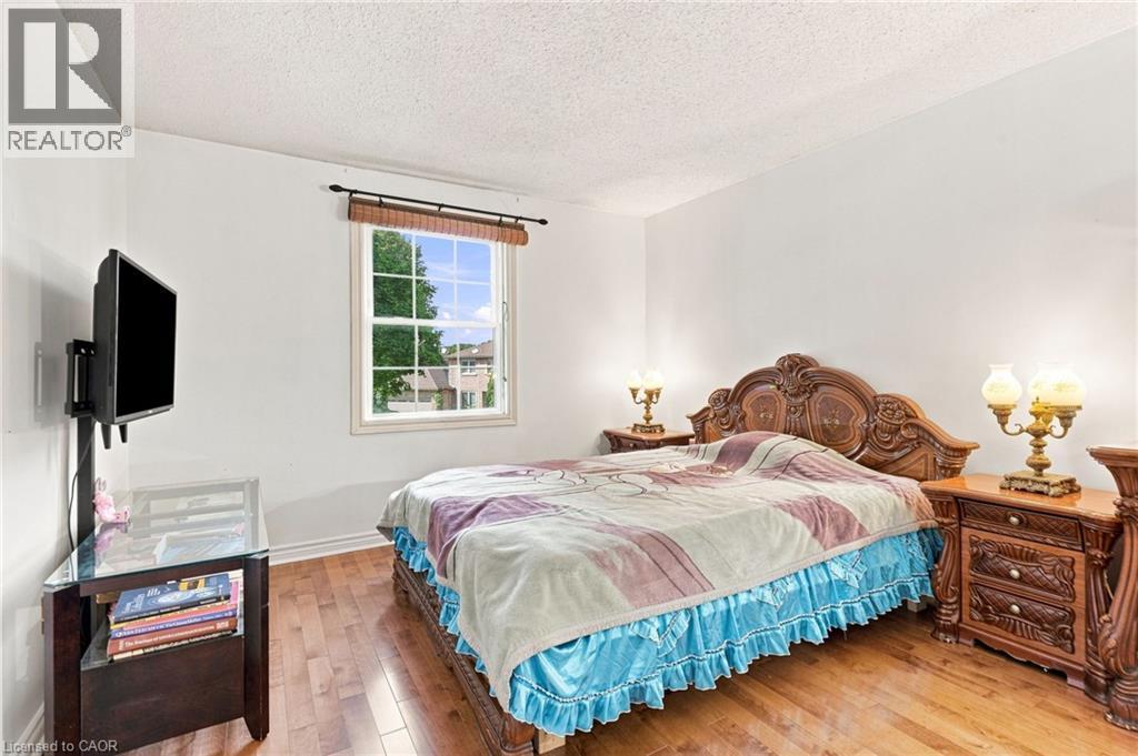 34 Lisajane Court, Hamilton, ON - Indoor Photo Showing Bedroom