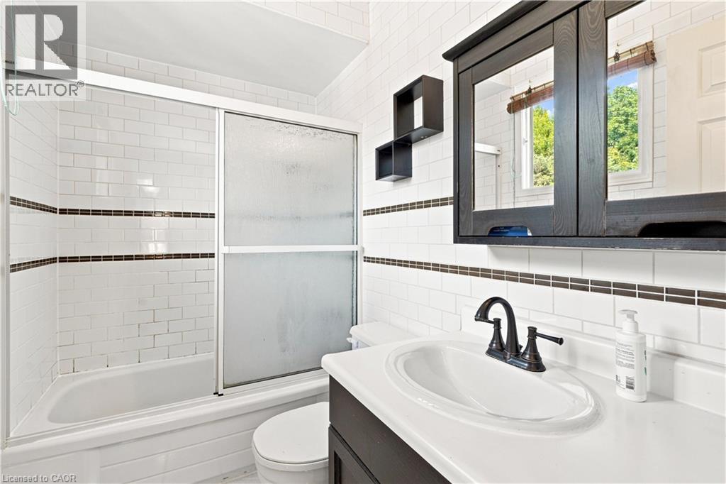 34 Lisajane Court, Hamilton, ON - Indoor Photo Showing Bathroom