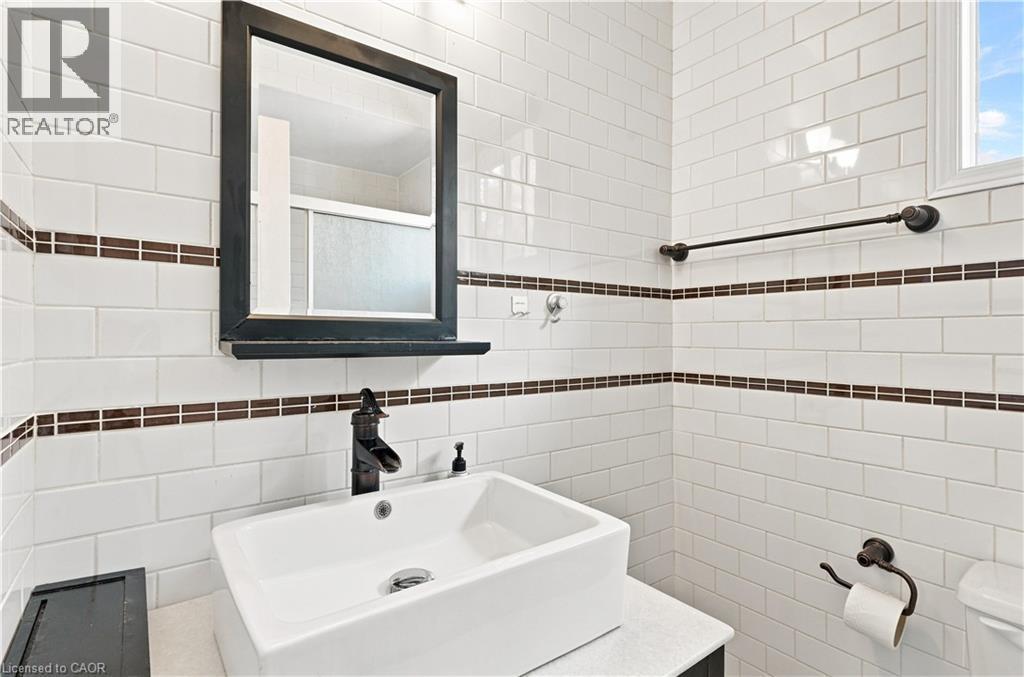 34 Lisajane Court, Hamilton, ON - Indoor Photo Showing Bathroom