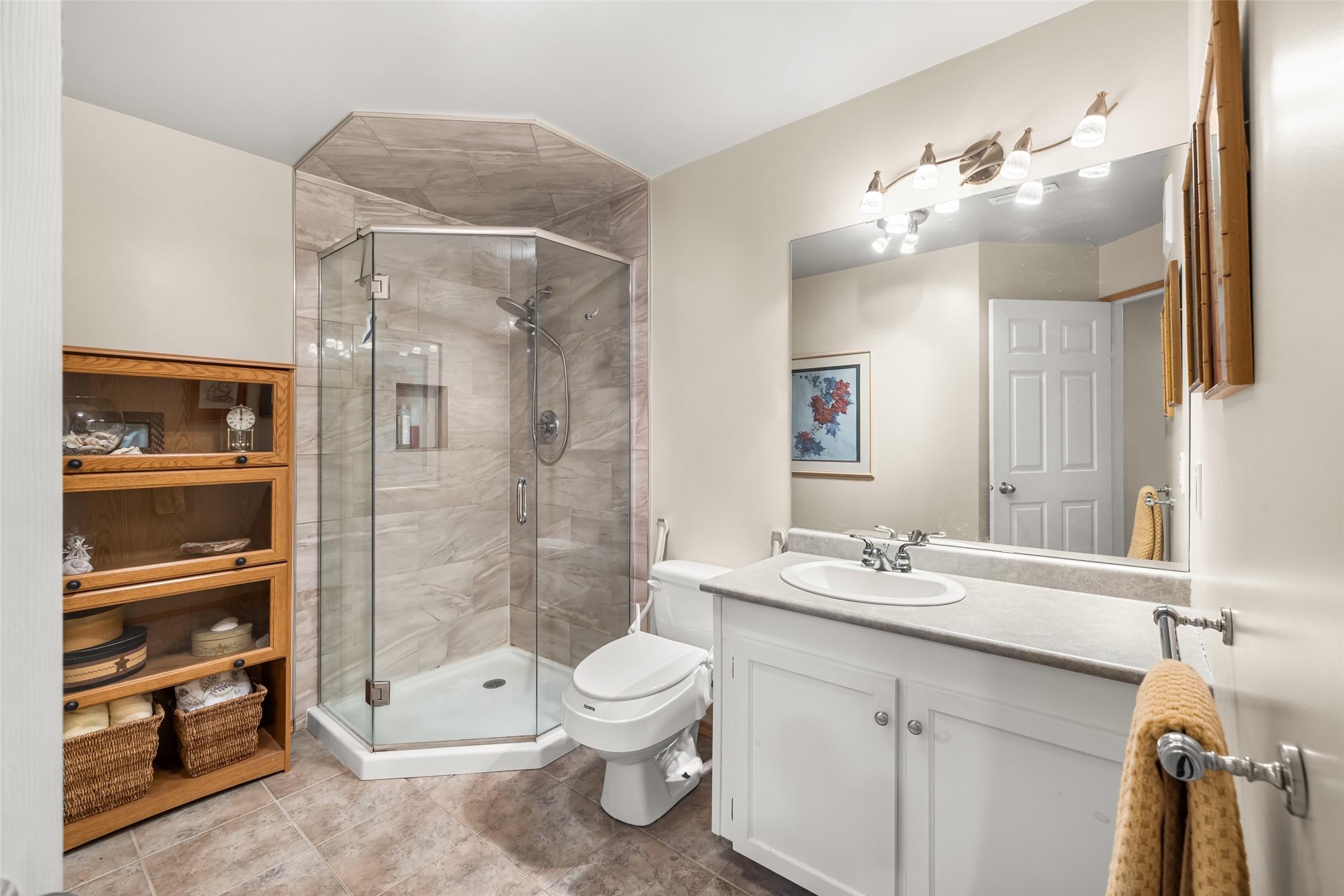 2433 Mcleary N Crescent, Cranbrook, BC - Indoor Photo Showing Bathroom