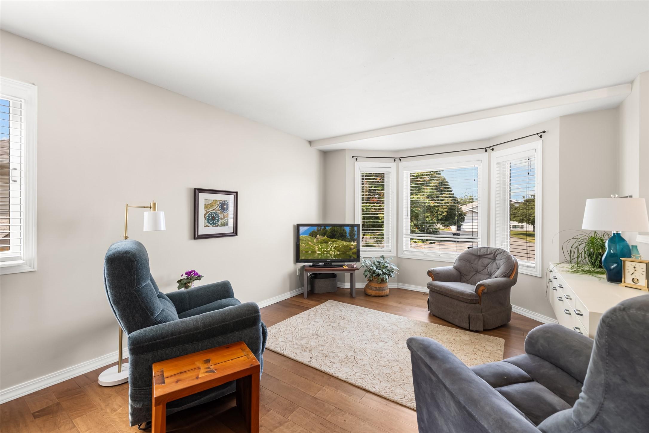 2433 Mcleary N Crescent, Cranbrook, BC - Indoor Photo Showing Living Room