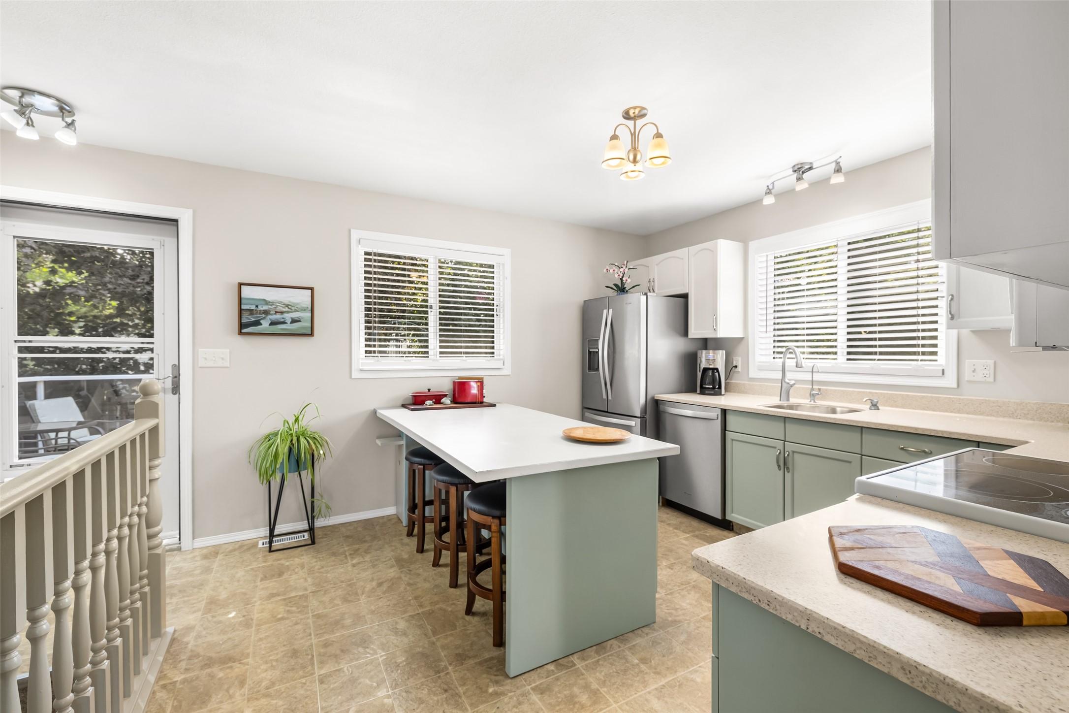 2433 Mcleary N Crescent, Cranbrook, BC - Indoor Photo Showing Kitchen
