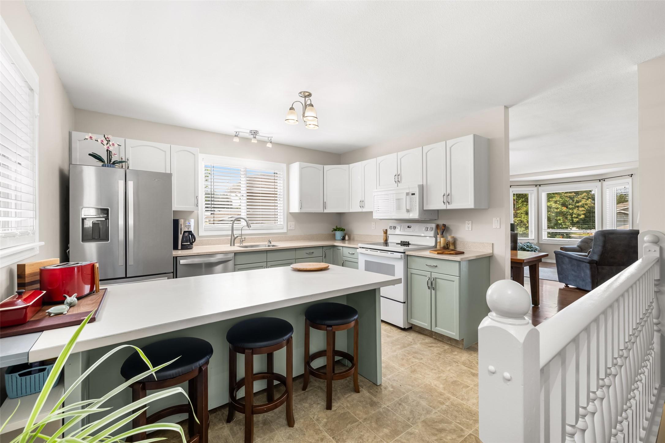 2433 Mcleary N Crescent, Cranbrook, BC - Indoor Photo Showing Kitchen