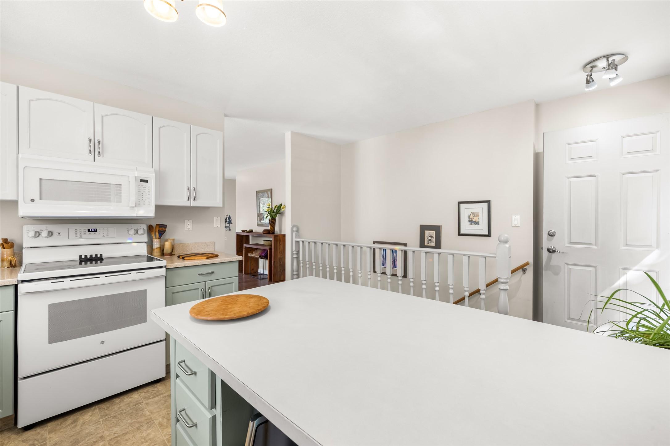 2433 Mcleary N Crescent, Cranbrook, BC - Indoor Photo Showing Kitchen