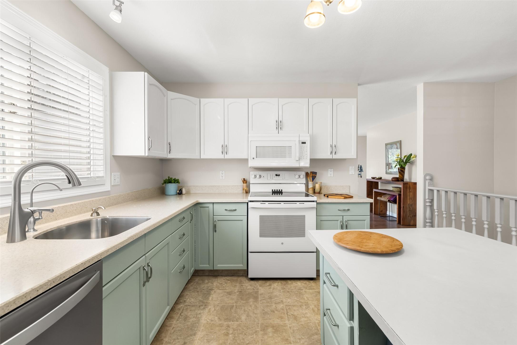 2433 Mcleary N Crescent, Cranbrook, BC - Indoor Photo Showing Kitchen