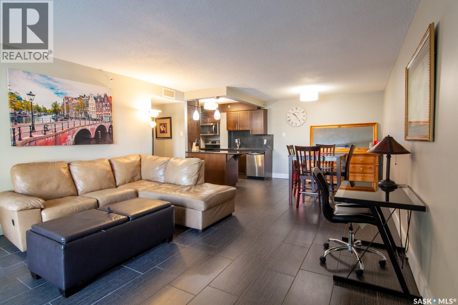 201 320 5Th Avenue N, Saskatoon, SK - Indoor Photo Showing Living Room
