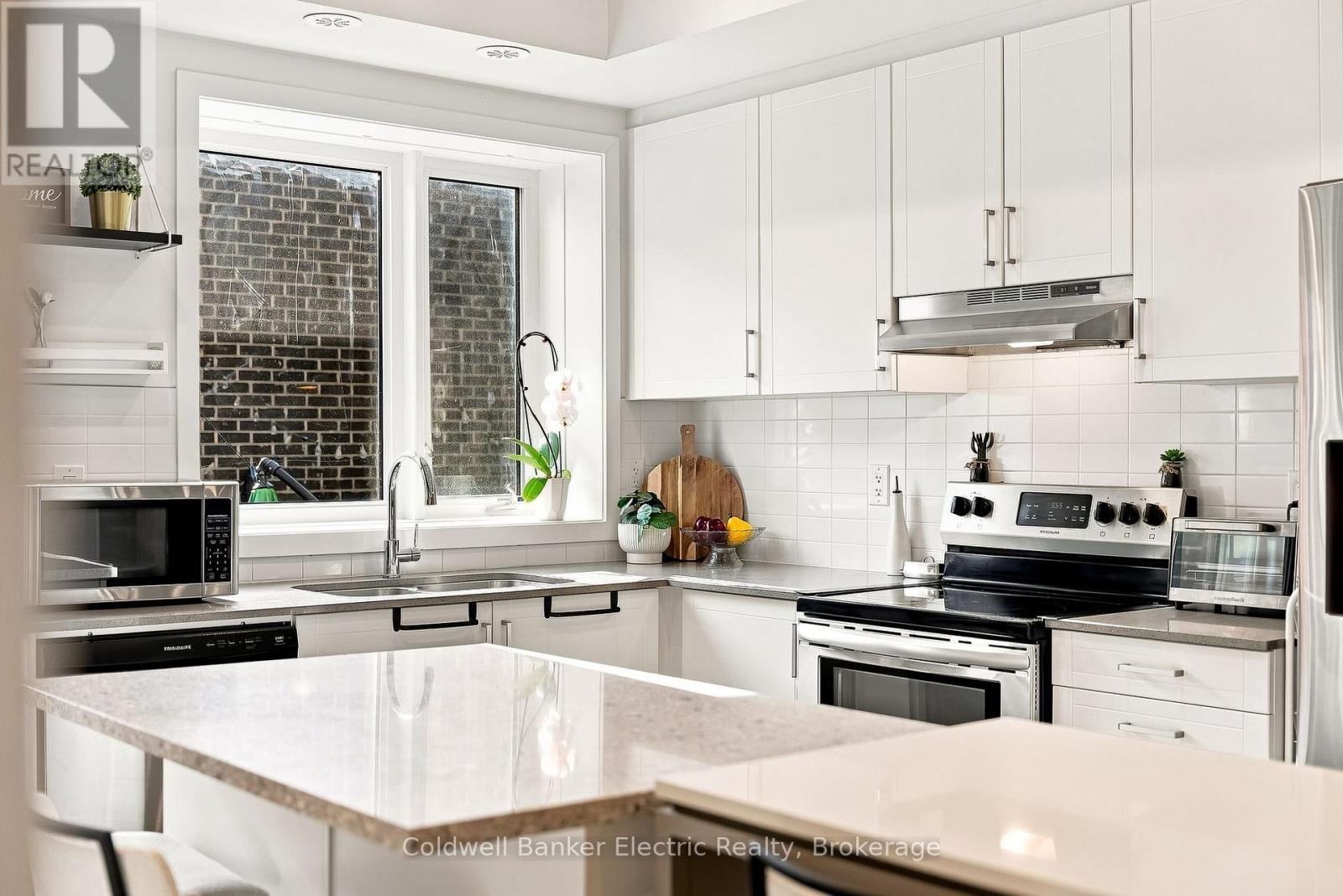 42 William Duncan Road, Toronto (Downsview-Roding-Cfb), ON - Indoor Photo Showing Kitchen With Double Sink With Upgraded Kitchen