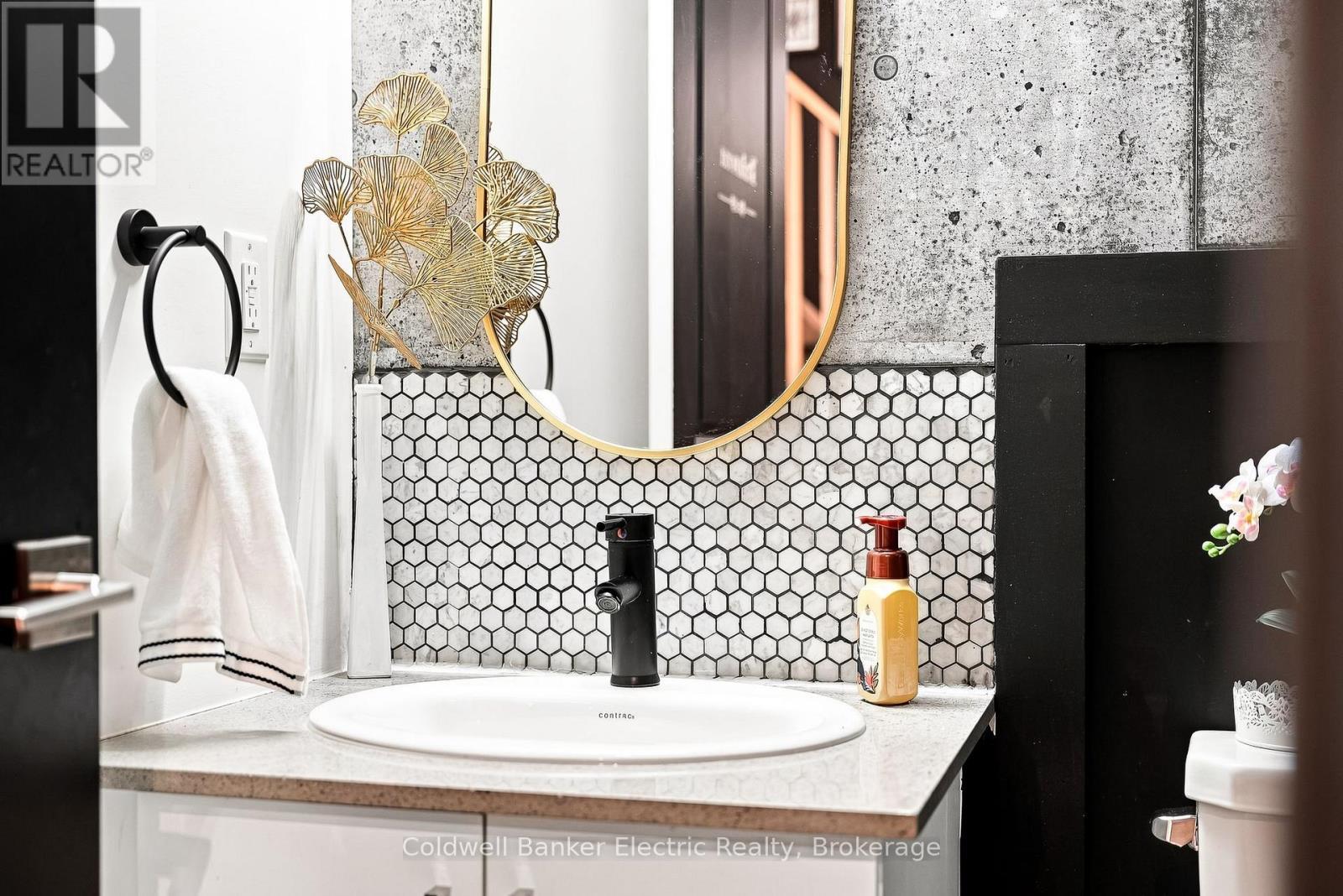 42 William Duncan Road, Toronto (Downsview-Roding-Cfb), ON - Indoor Photo Showing Bathroom