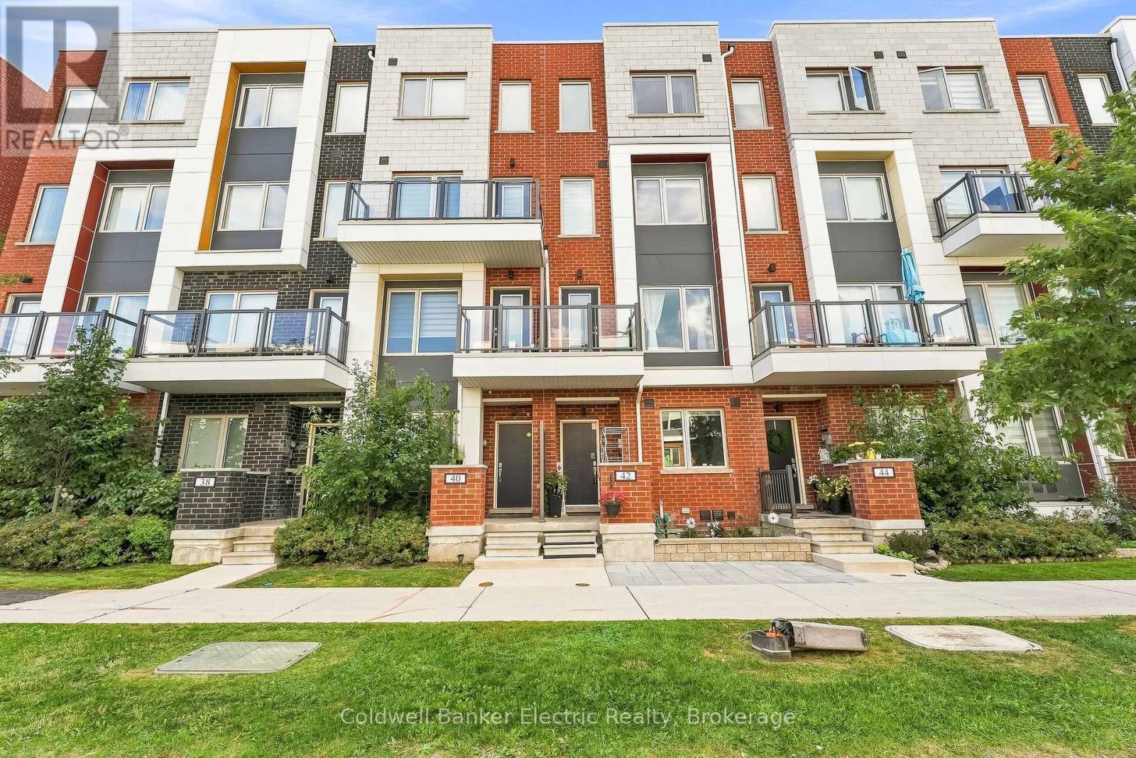42 William Duncan Road, Toronto (Downsview-Roding-Cfb), ON - Outdoor With Facade