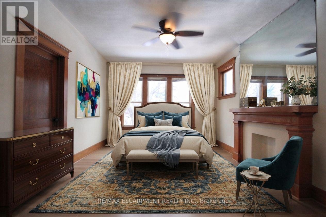 22 Blake Street, Hamilton, ON - Indoor Photo Showing Bedroom
