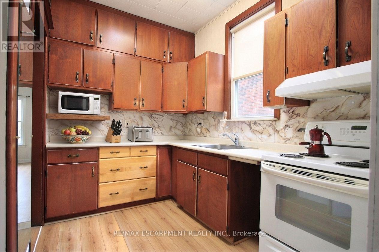 22 Blake Street, Hamilton, ON - Indoor Photo Showing Kitchen