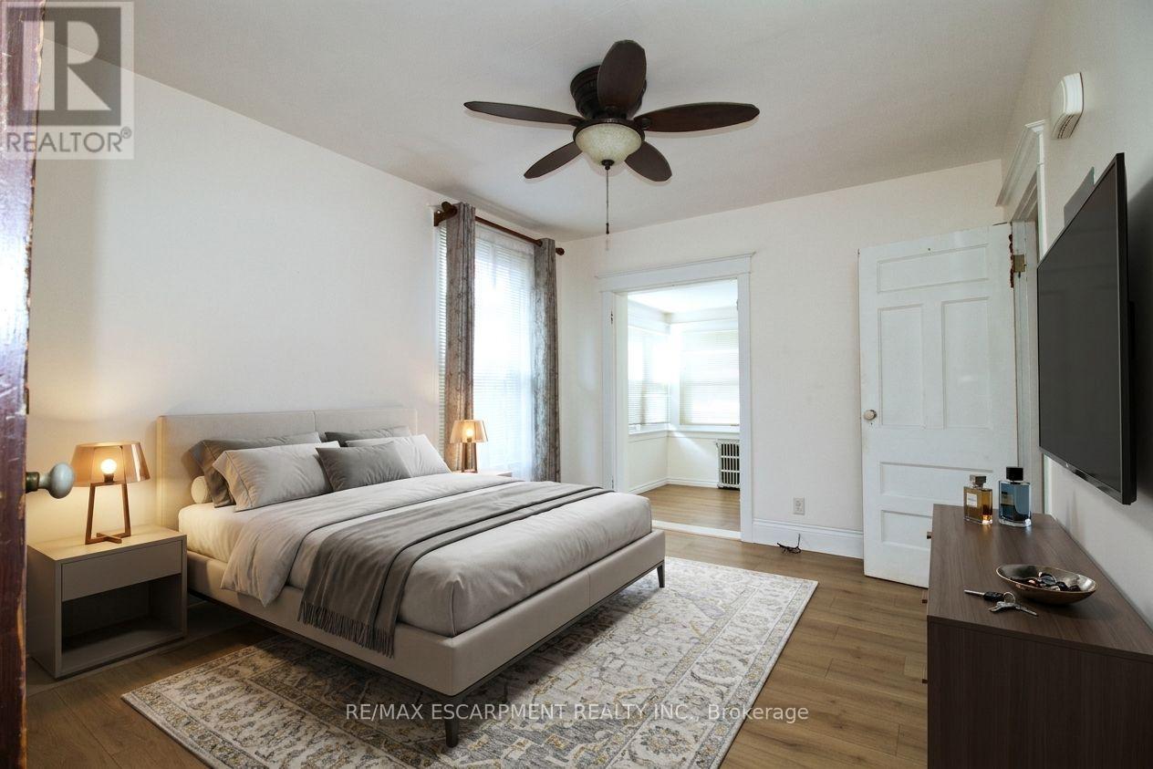 22 Blake Street, Hamilton, ON - Indoor Photo Showing Bedroom