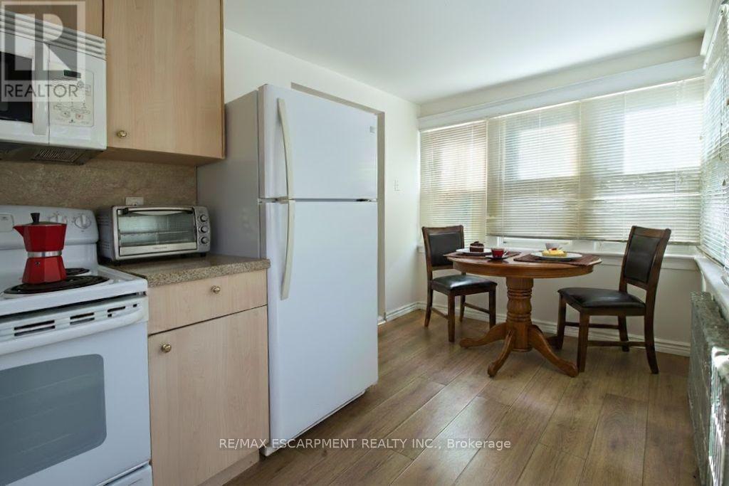 22 Blake Street, Hamilton, ON - Indoor Photo Showing Kitchen