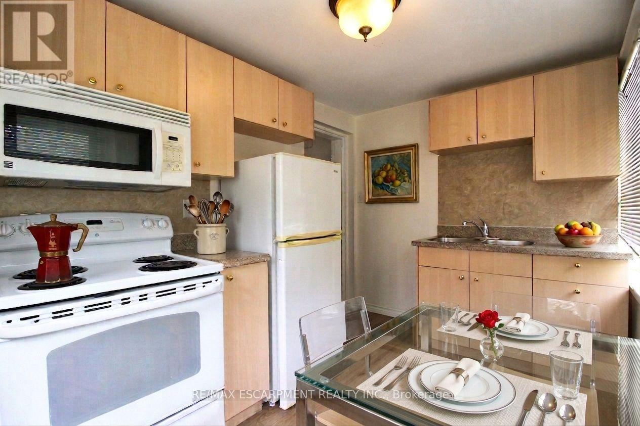 22 Blake Street, Hamilton, ON - Indoor Photo Showing Kitchen