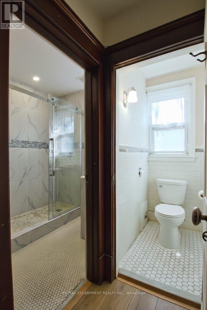 22 Blake Street, Hamilton, ON - Indoor Photo Showing Bathroom