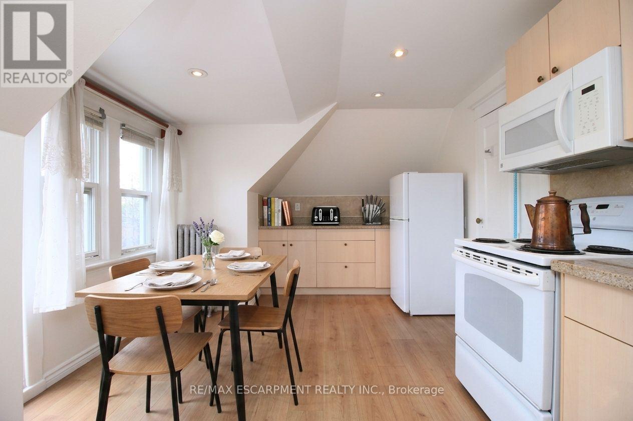 22 Blake Street, Hamilton, ON - Indoor Photo Showing Kitchen