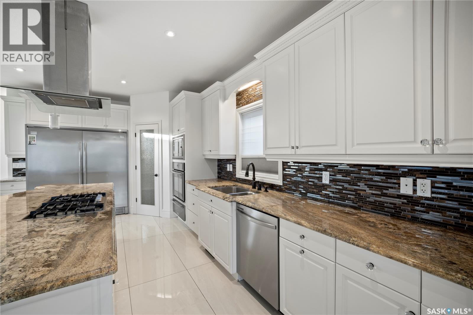 4622 Malcolm Drive, Regina, SK - Indoor Photo Showing Kitchen With Double Sink