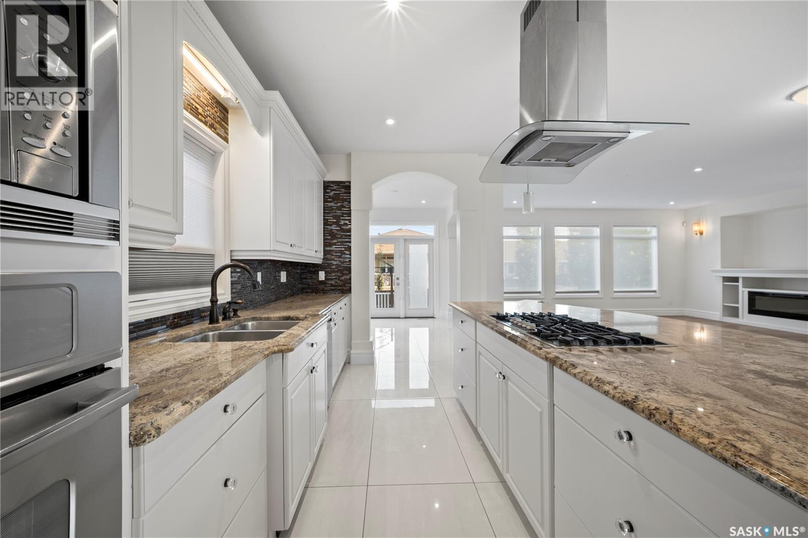 4622 Malcolm Drive, Regina, SK - Indoor Photo Showing Kitchen With Double Sink