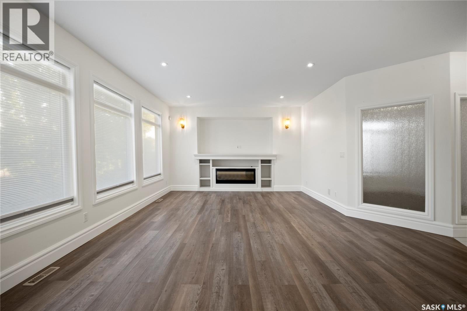 4622 Malcolm Drive, Regina, SK - Indoor Photo Showing Living Room With Fireplace