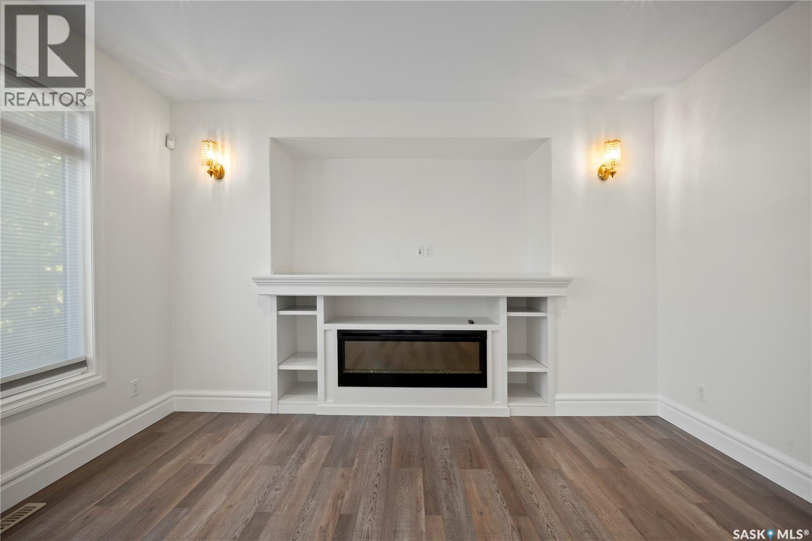 4622 Malcolm Drive, Regina, SK - Indoor Photo Showing Living Room With Fireplace