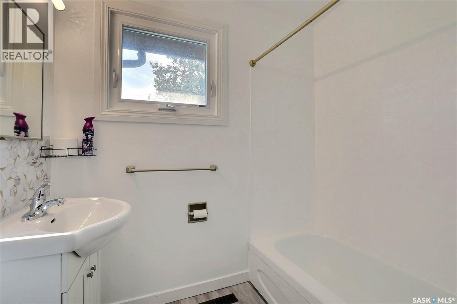 415 Mcintosh Street, Regina, SK - Indoor Photo Showing Bathroom