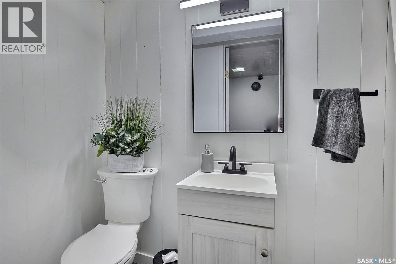 415 Mcintosh Street, Regina, SK - Indoor Photo Showing Bathroom