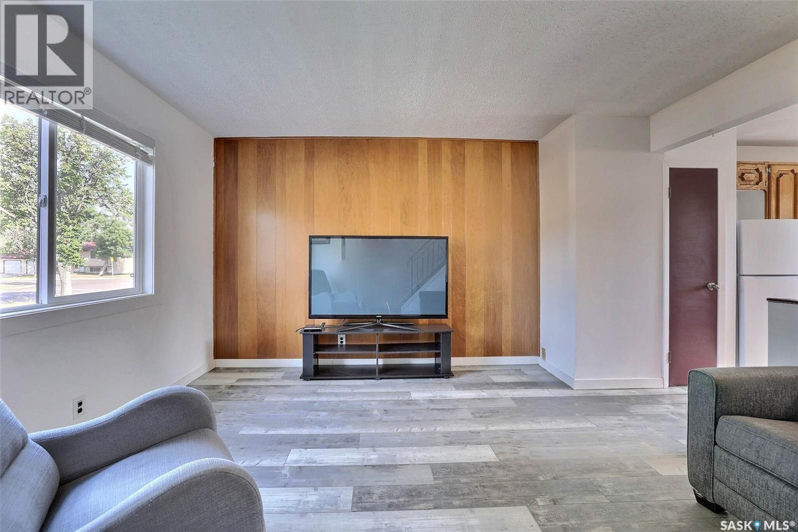415 Mcintosh Street, Regina, SK - Indoor Photo Showing Living Room