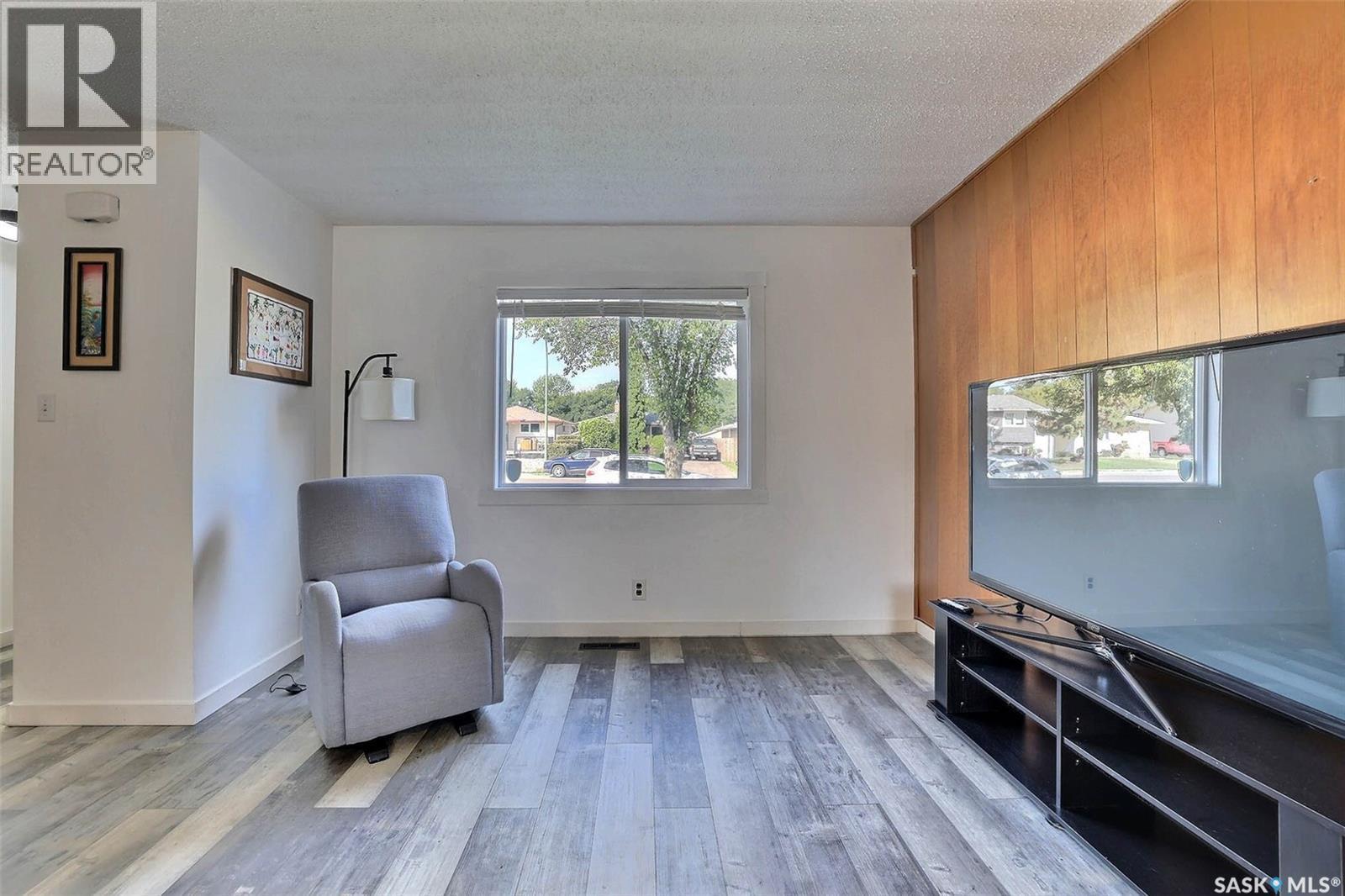 415 Mcintosh Street, Regina, SK - Indoor