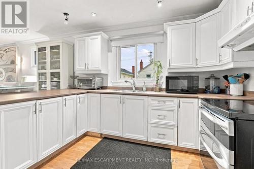 328 Woodward Avenue, Hamilton, ON - Indoor Photo Showing Kitchen