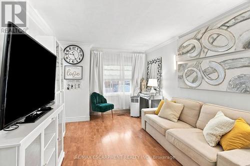 328 Woodward Avenue, Hamilton, ON - Indoor Photo Showing Living Room