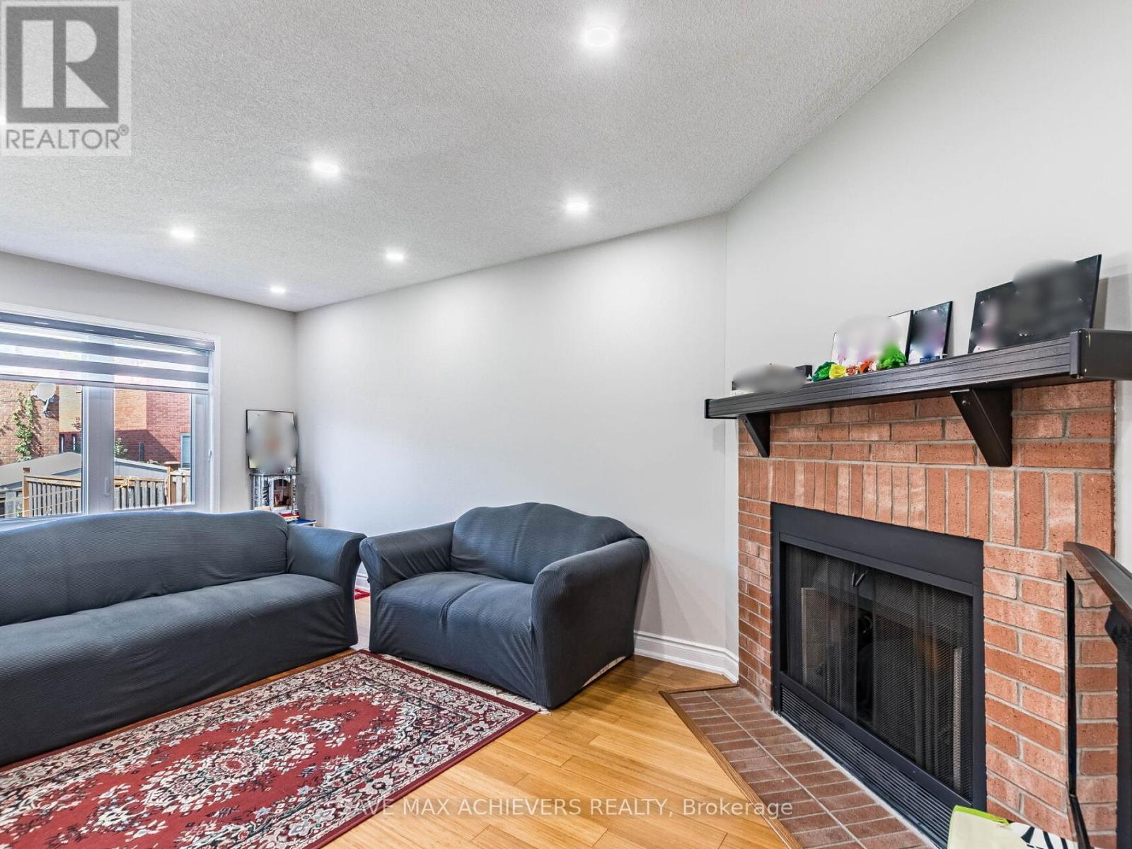 1041 Blizzard Road, Mississauga, ON - Indoor Photo Showing Living Room With Fireplace
