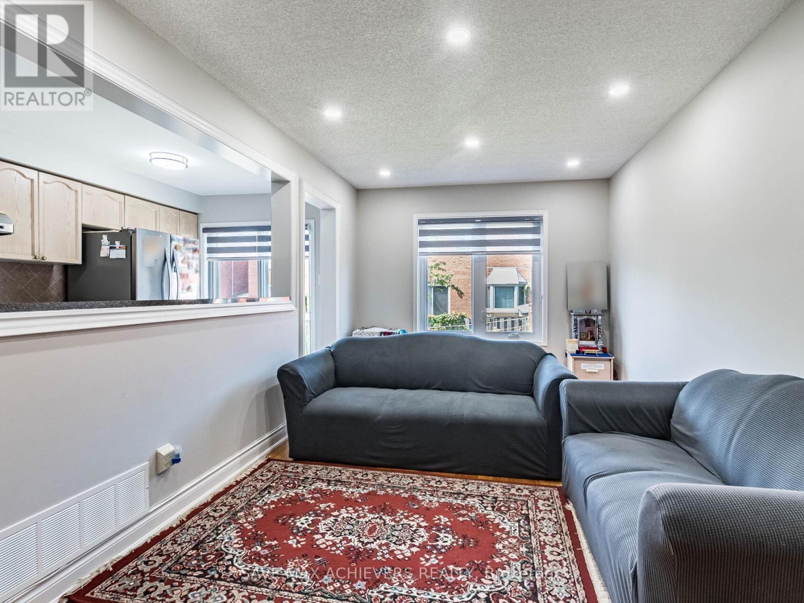 1041 Blizzard Road, Mississauga, ON - Indoor Photo Showing Living Room