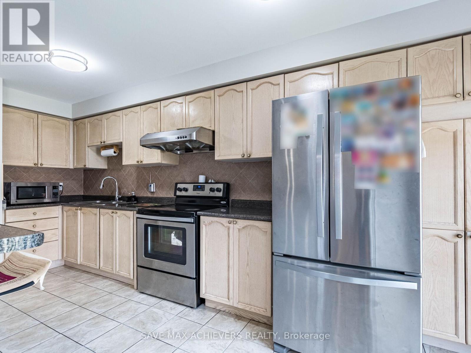 1041 Blizzard Road, Mississauga, ON - Indoor Photo Showing Kitchen With Stainless Steel Kitchen