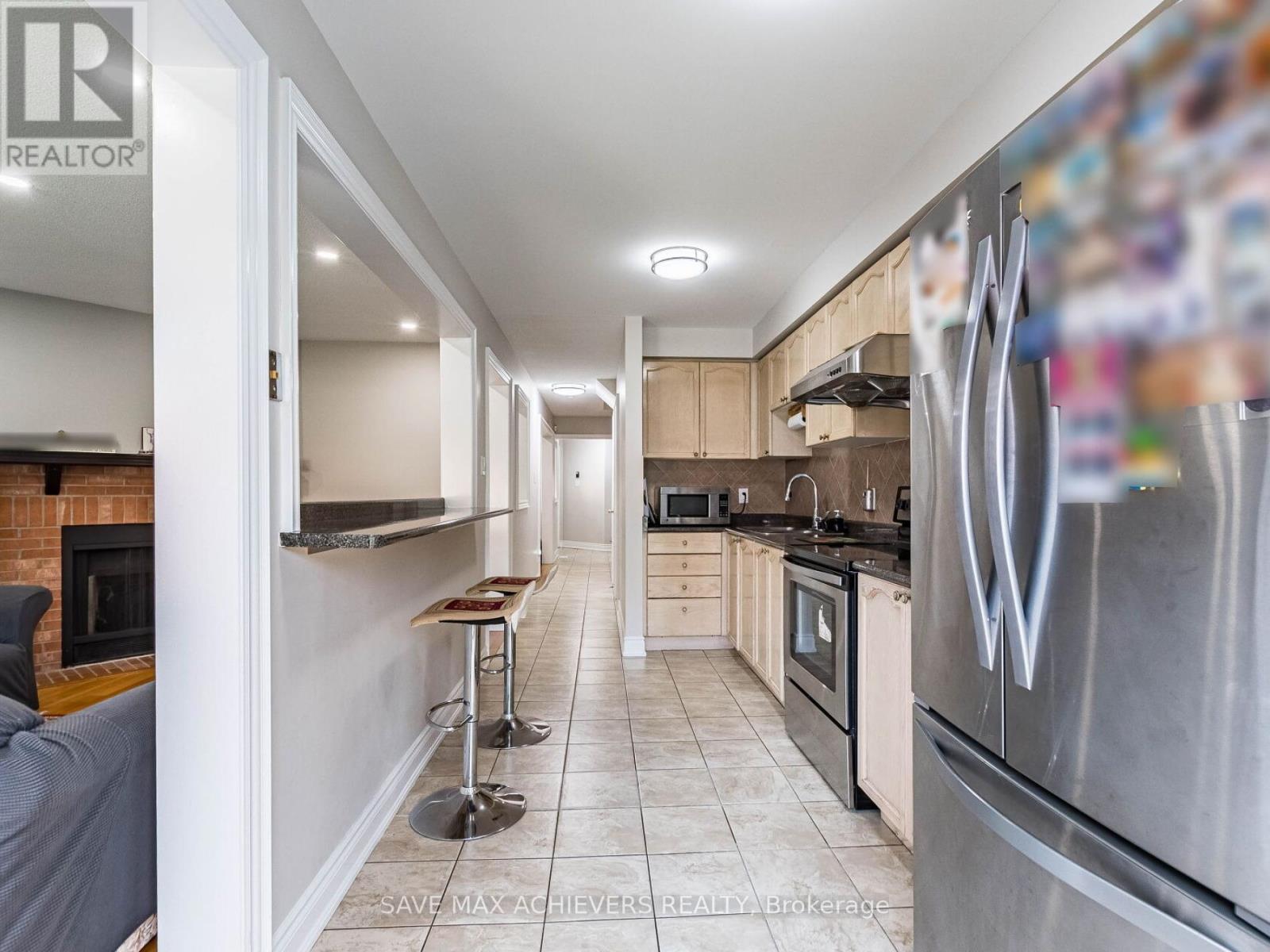 1041 Blizzard Road, Mississauga, ON - Indoor Photo Showing Kitchen With Stainless Steel Kitchen