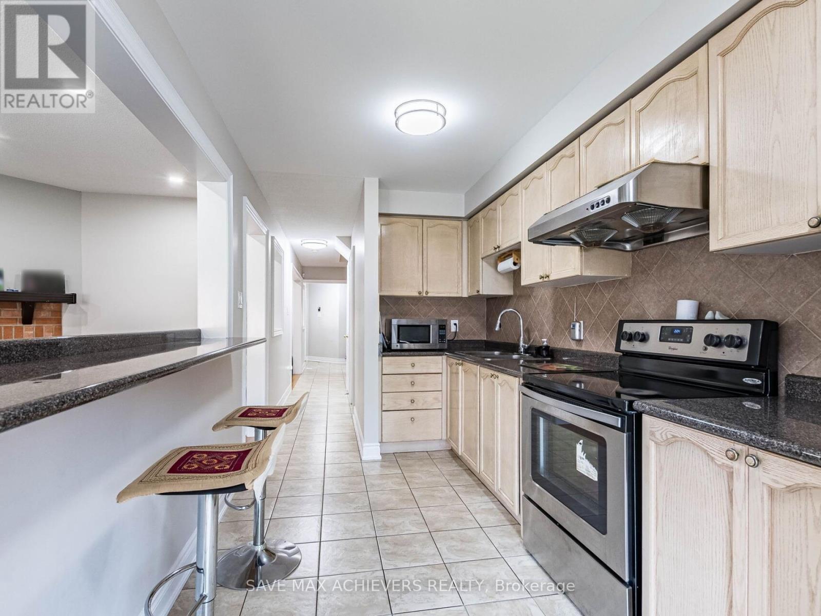 1041 Blizzard Road, Mississauga, ON - Indoor Photo Showing Kitchen With Stainless Steel Kitchen