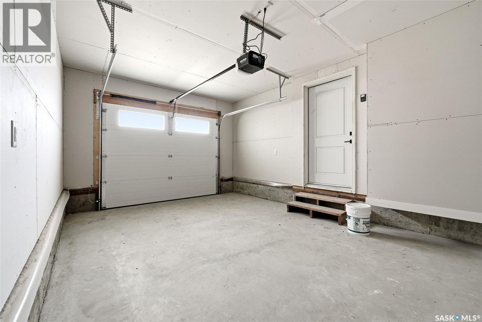 3919 Qu'Appelle Drive, Regina, SK - Indoor Photo Showing Garage