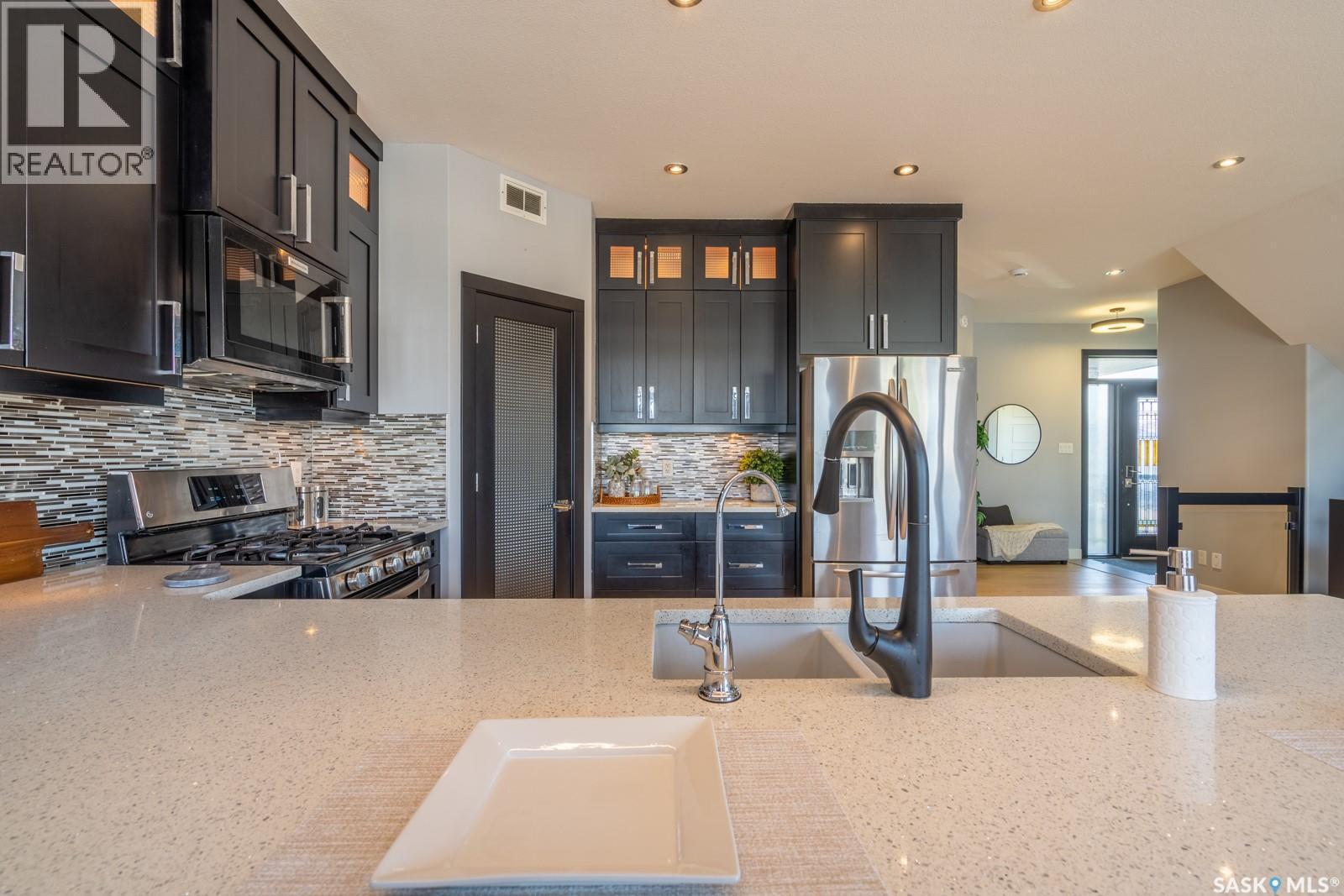 4311 Sandpiper Crescent E, Regina, SK - Indoor Photo Showing Kitchen With Stainless Steel Kitchen With Upgraded Kitchen