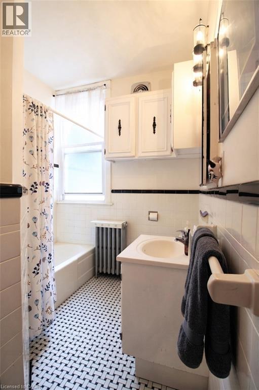 22 Blake Street, Hamilton, ON - Indoor Photo Showing Bathroom