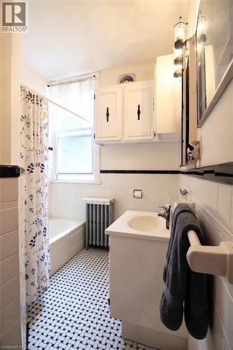 22 Blake Street, Hamilton, ON - Indoor Photo Showing Bathroom